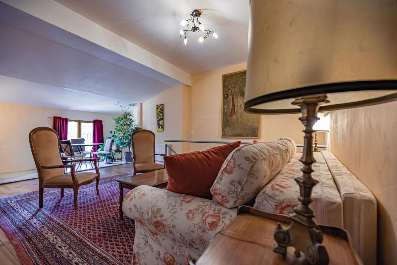 Sundrenched Relais De Poste In Serdinya Bagian luar foto