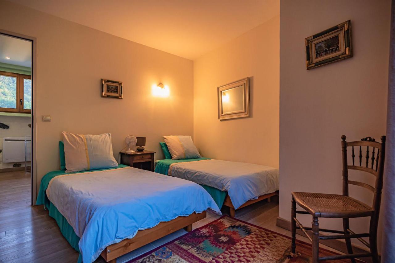 Sundrenched Relais De Poste In Serdinya Bagian luar foto