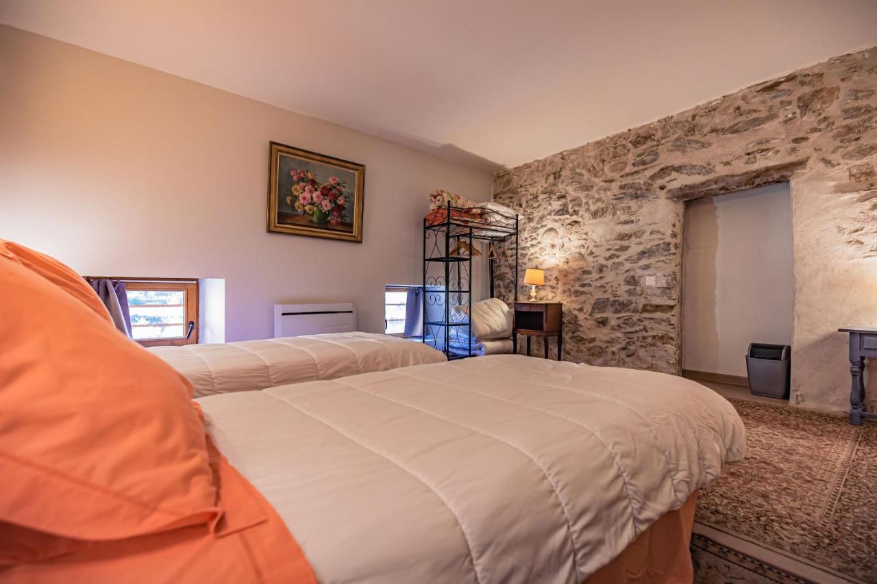 Sundrenched Relais De Poste In Serdinya Bagian luar foto