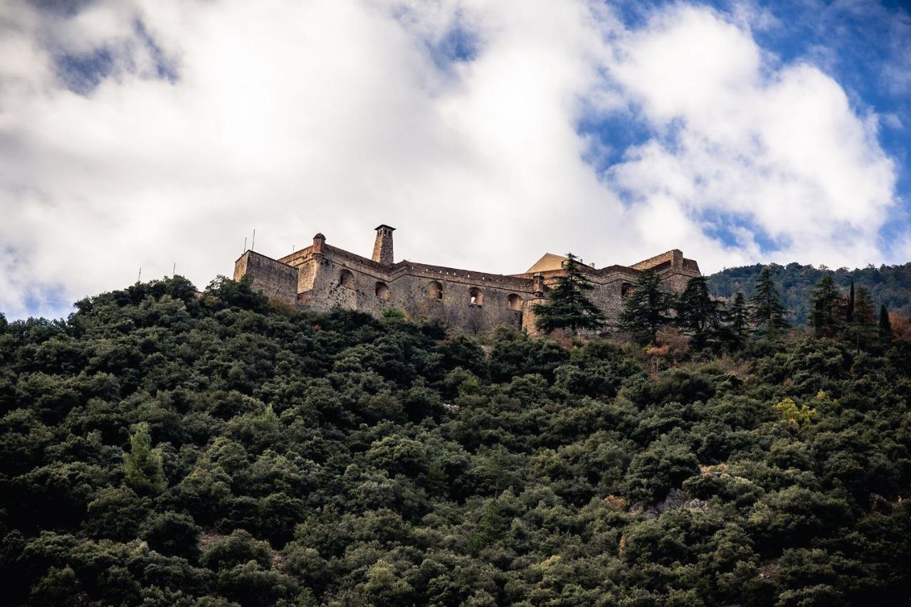 Sundrenched Relais De Poste In Serdinya Bagian luar foto