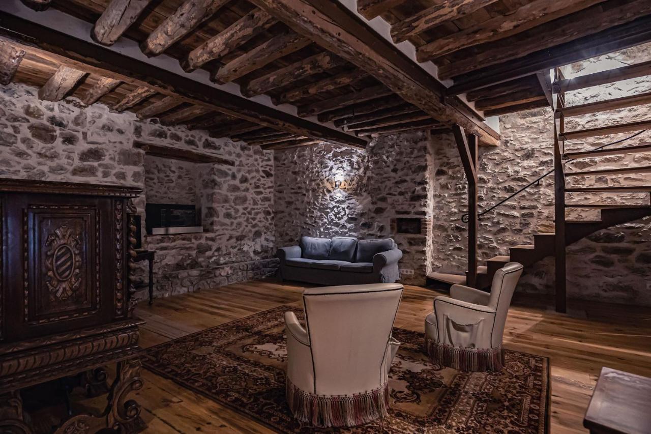 Sundrenched Relais De Poste In Serdinya Bagian luar foto