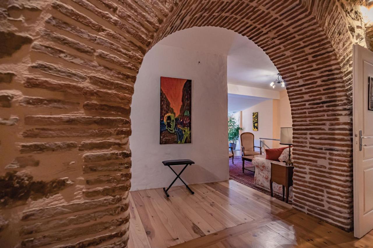 Sundrenched Relais De Poste In Serdinya Bagian luar foto