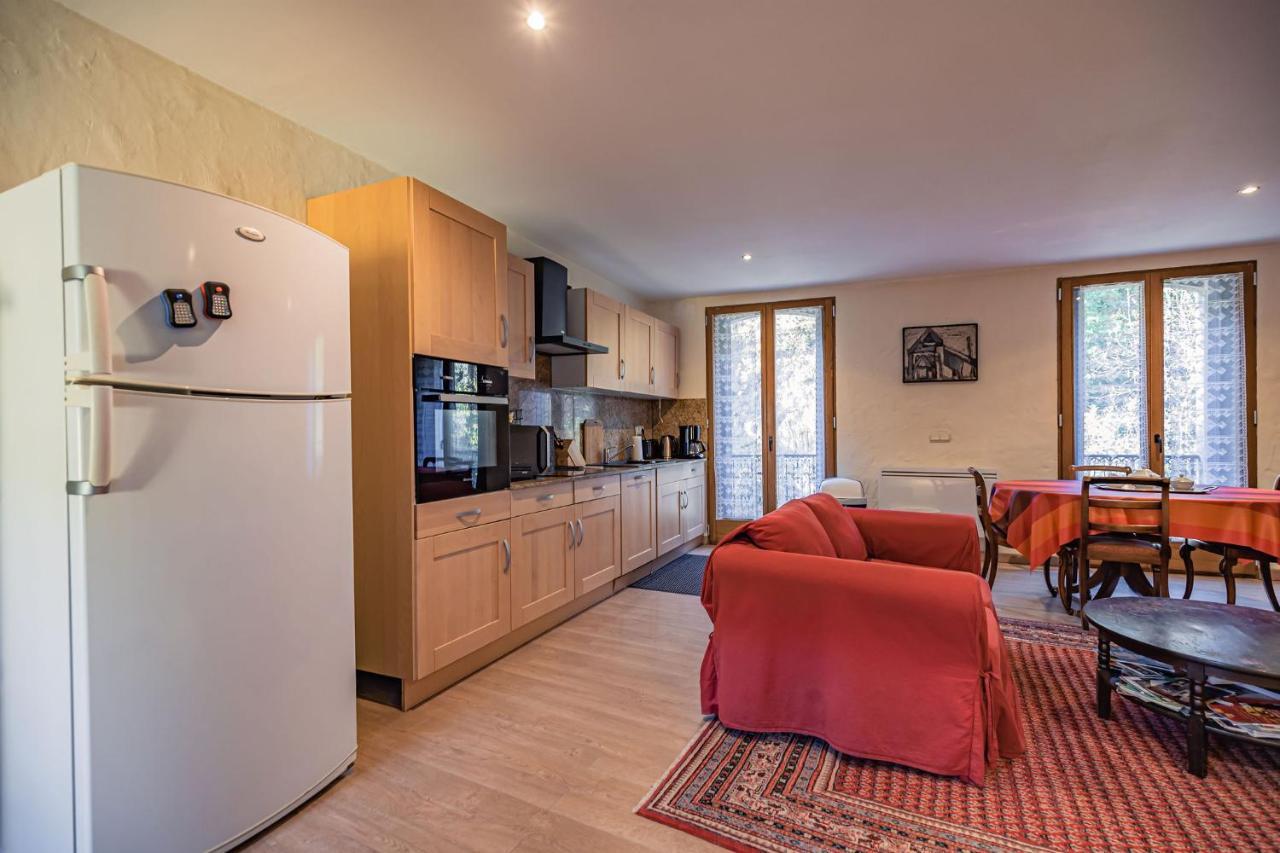 Sundrenched Relais De Poste In Serdinya Bagian luar foto