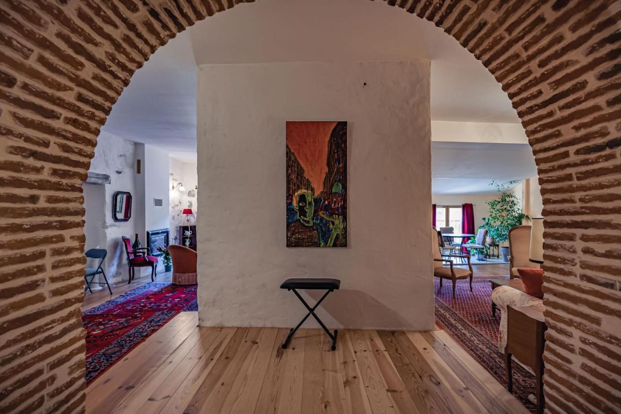 Sundrenched Relais De Poste In Serdinya Bagian luar foto
