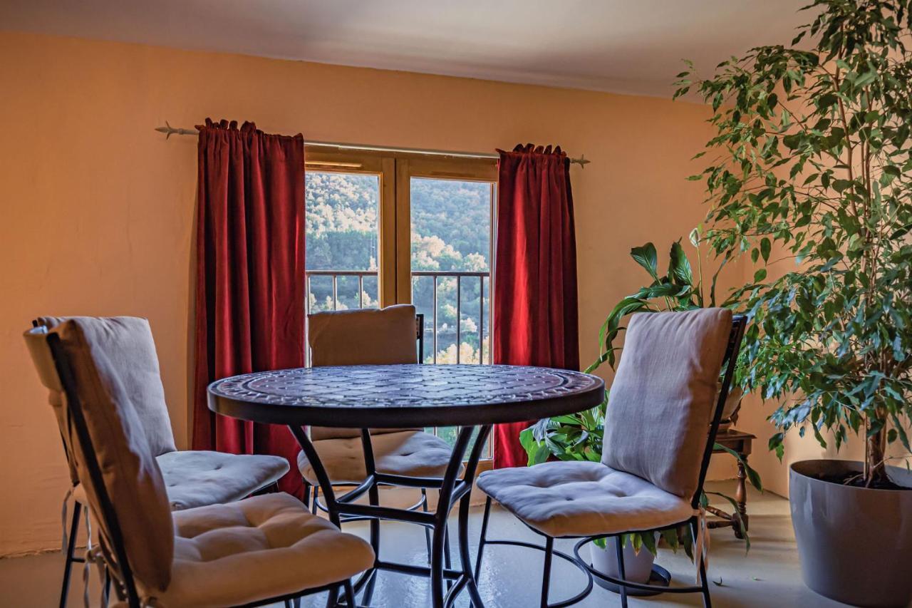Sundrenched Relais De Poste In Serdinya Bagian luar foto