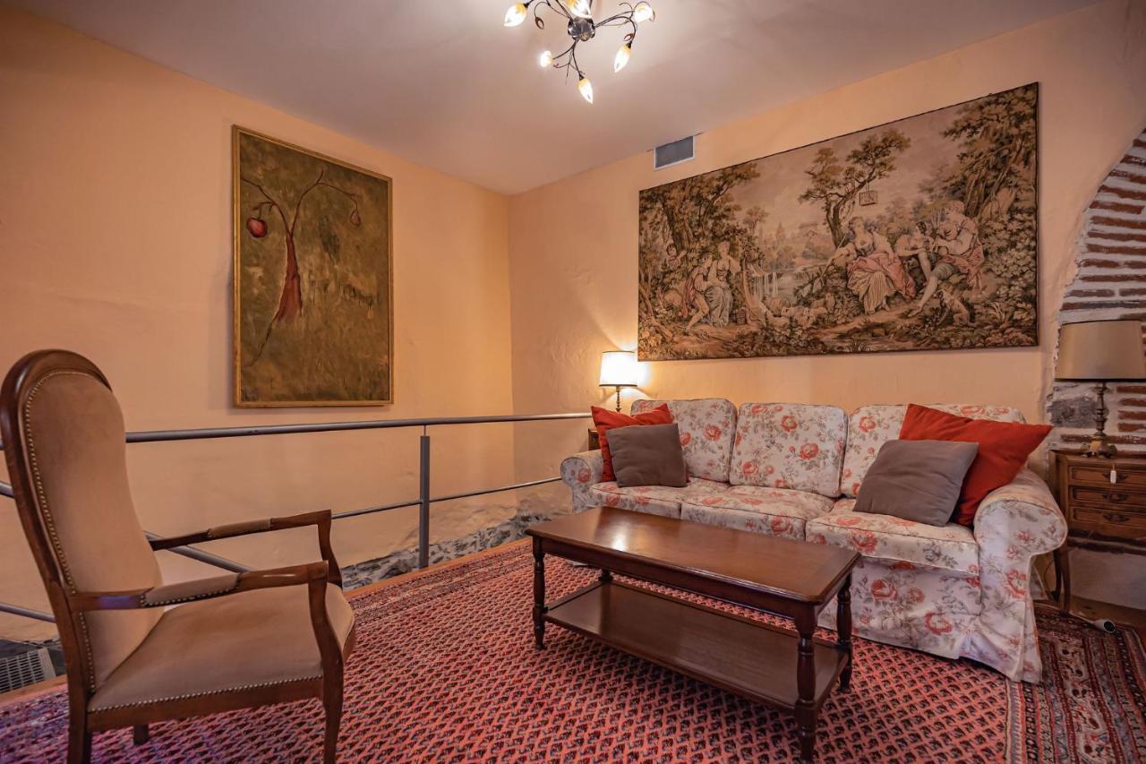 Sundrenched Relais De Poste In Serdinya Bagian luar foto