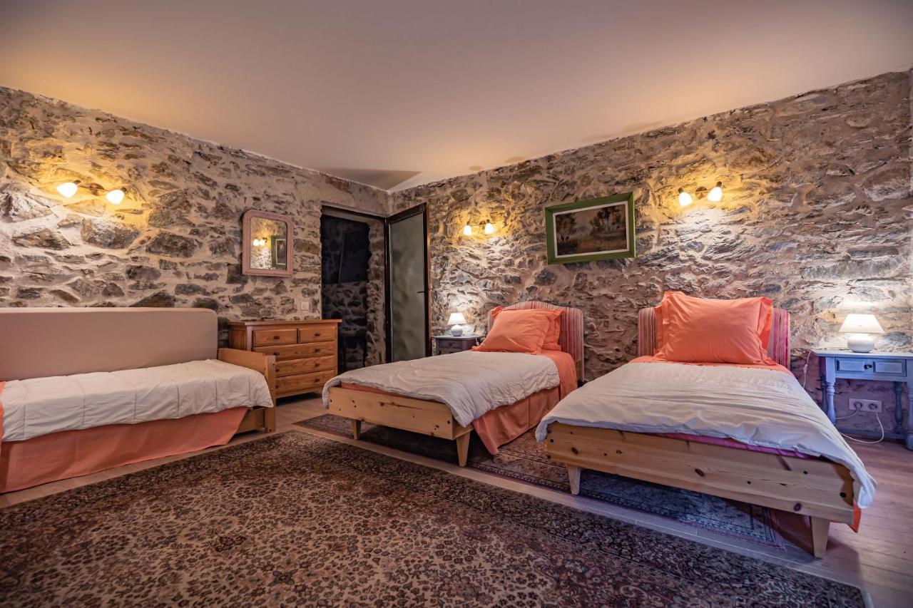 Sundrenched Relais De Poste In Serdinya Bagian luar foto