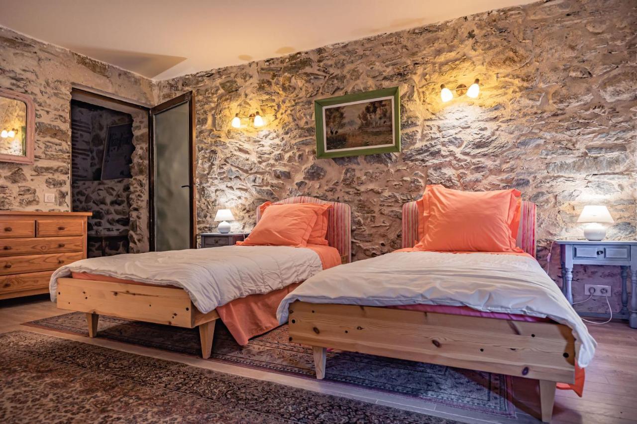 Sundrenched Relais De Poste In Serdinya Bagian luar foto