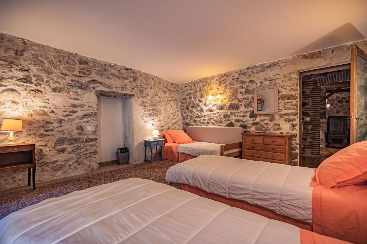Sundrenched Relais De Poste In Serdinya Bagian luar foto