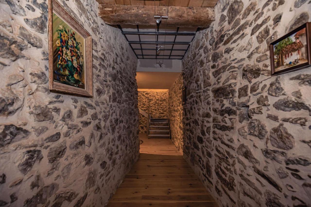 Sundrenched Relais De Poste In Serdinya Bagian luar foto