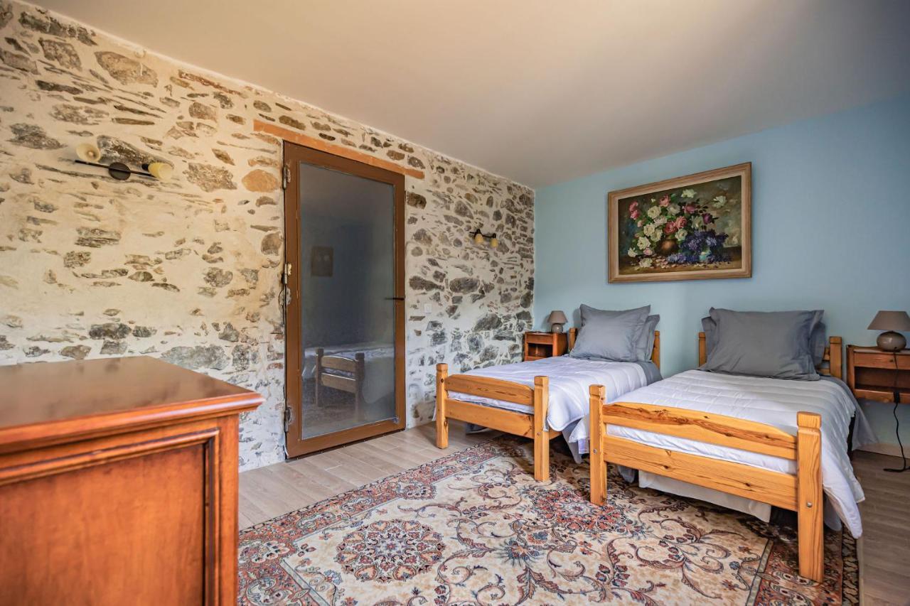 Sundrenched Relais De Poste In Serdinya Bagian luar foto