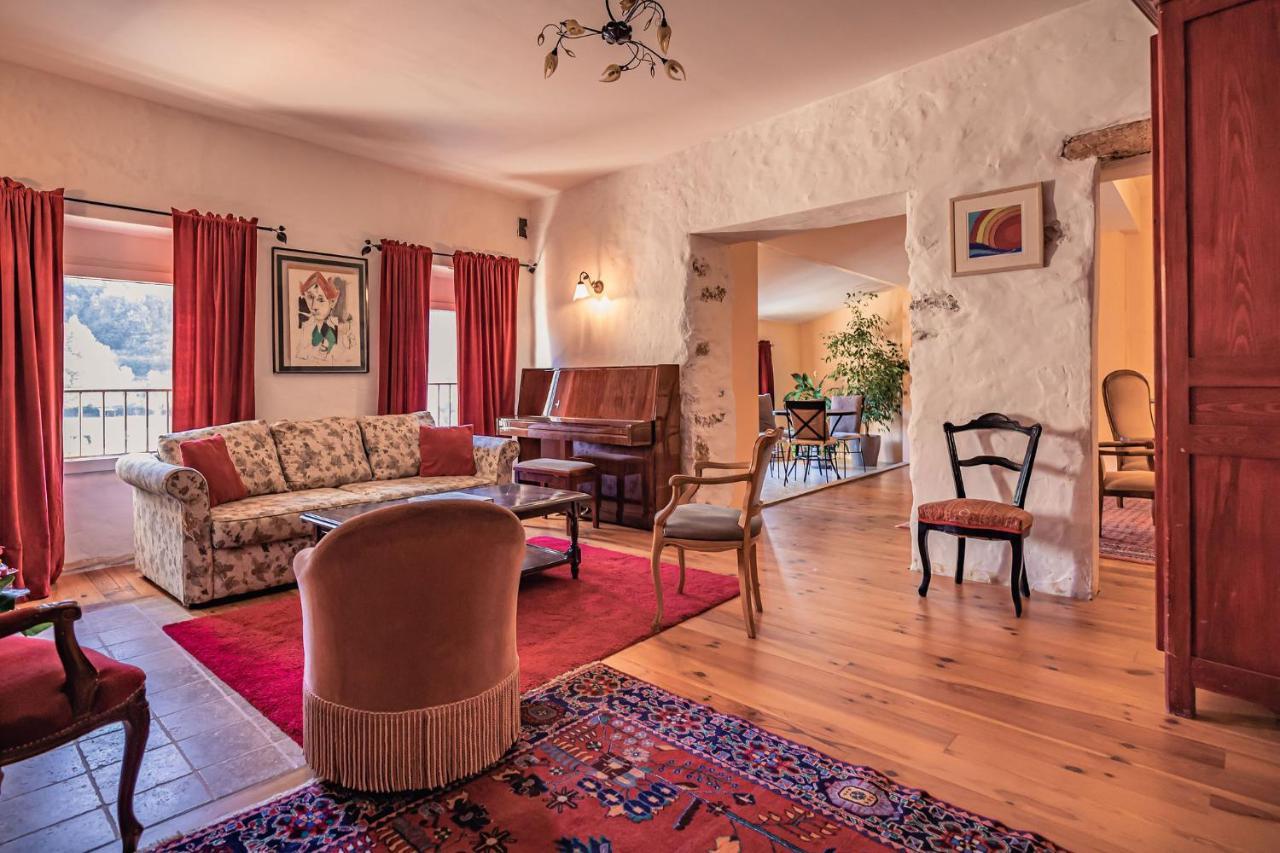 Sundrenched Relais De Poste In Serdinya Bagian luar foto