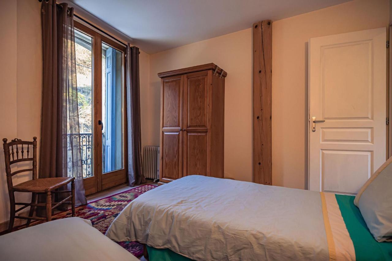 Sundrenched Relais De Poste In Serdinya Bagian luar foto