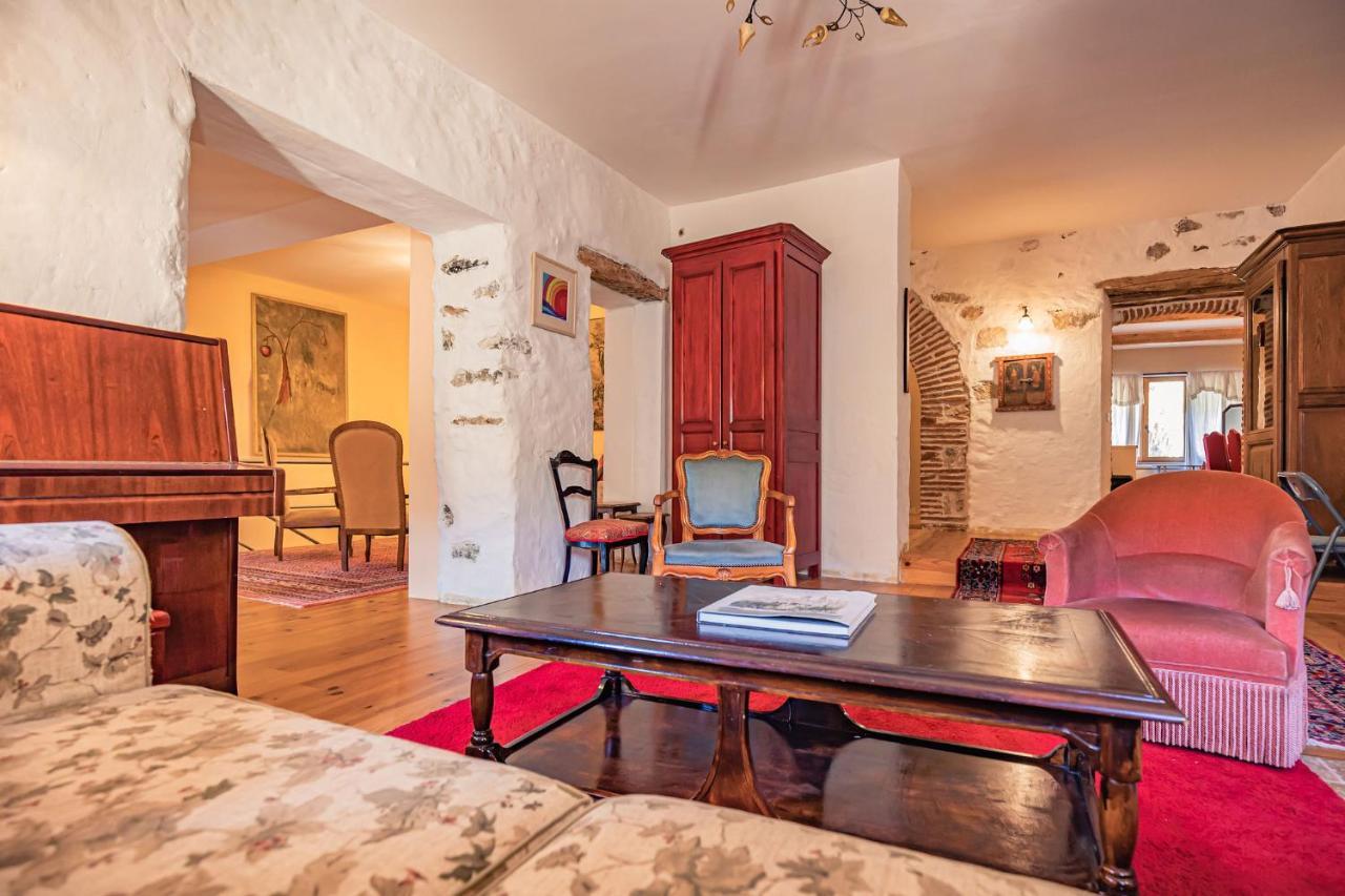 Sundrenched Relais De Poste In Serdinya Bagian luar foto
