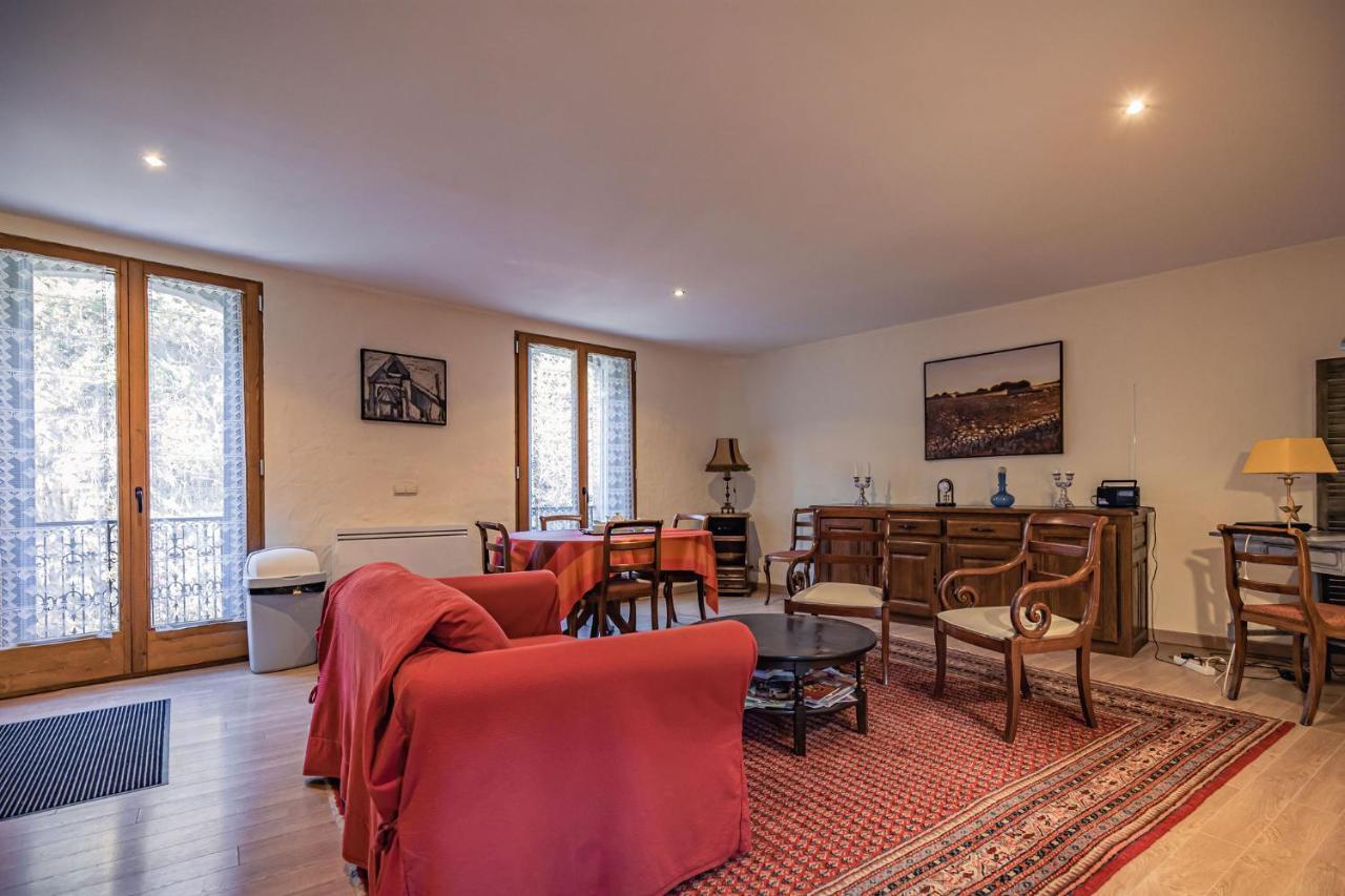 Sundrenched Relais De Poste In Serdinya Bagian luar foto