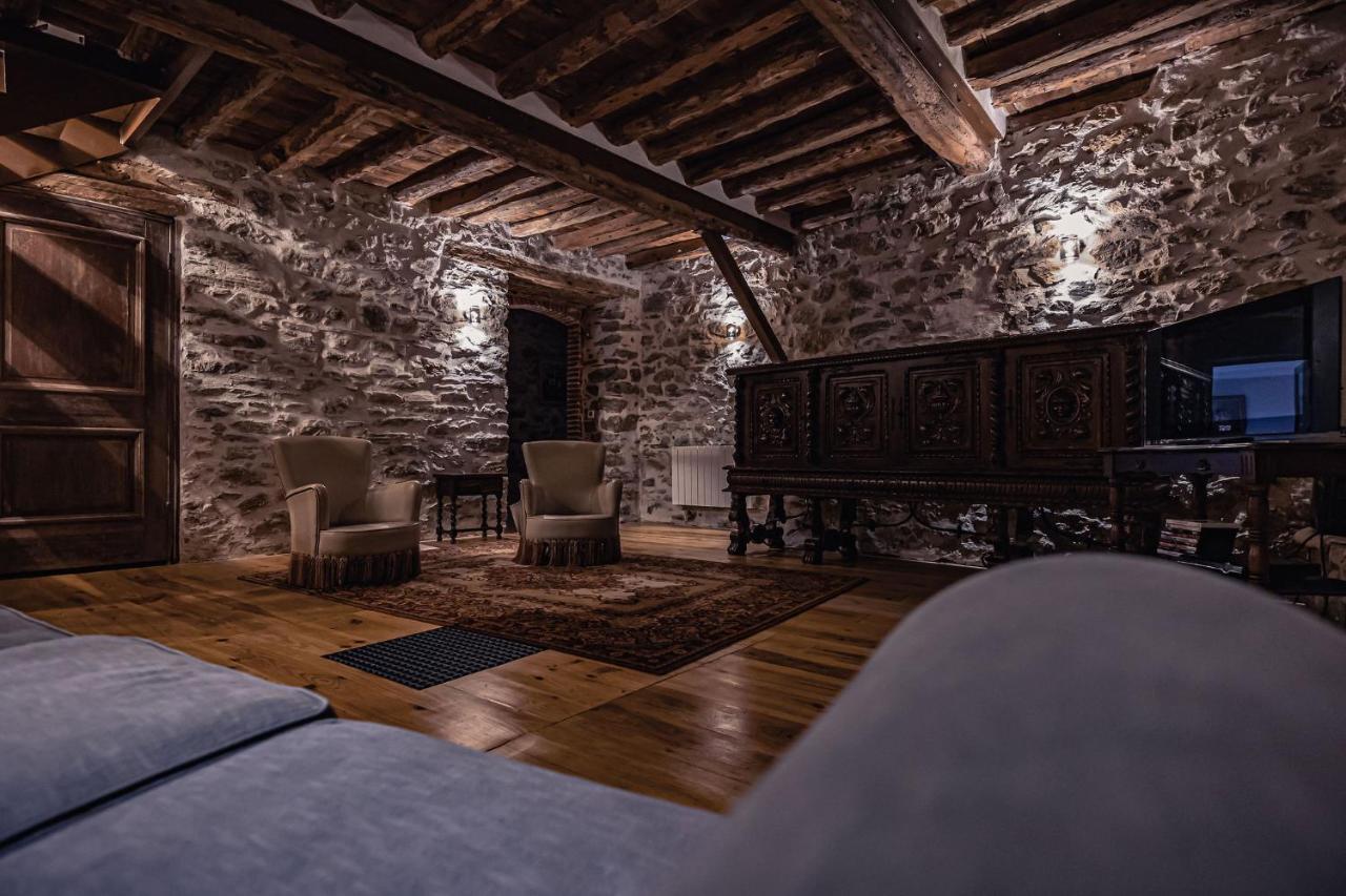 Sundrenched Relais De Poste In Serdinya Bagian luar foto