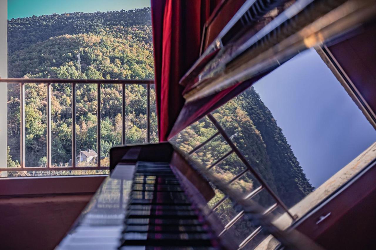 Sundrenched Relais De Poste In Serdinya Bagian luar foto